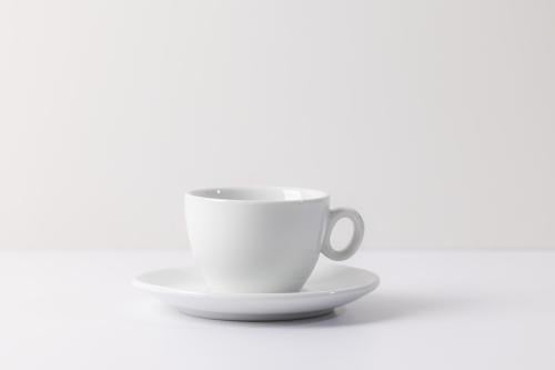 كوب كابتشينو من IPA البا لون ابيض