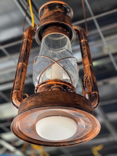 سراج نحاسي مقاس XL بأضاءة من الأسفل باللون الأصفر...