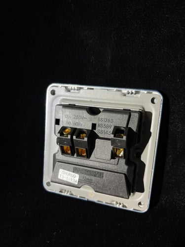 فيش ثلاثي 13A بيانو باللون الفضي المعتق