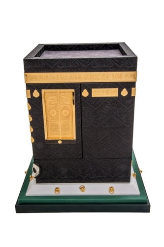 تحفة فنية للكعبة الشريفة في مكة المكرمة