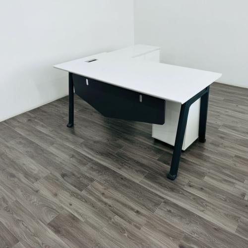 مكتب عمل عصري بتصميم فاخر ومقاسات متعدده