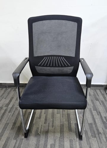 كرسي مكتبي ثابت لون اسود بتصميم مميز