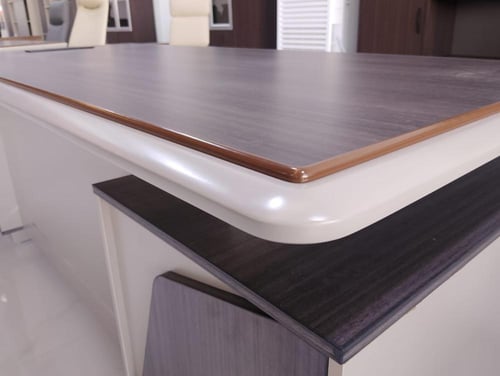 مكتب عصري بألوان محايدة وخطوط هندسية مميزة