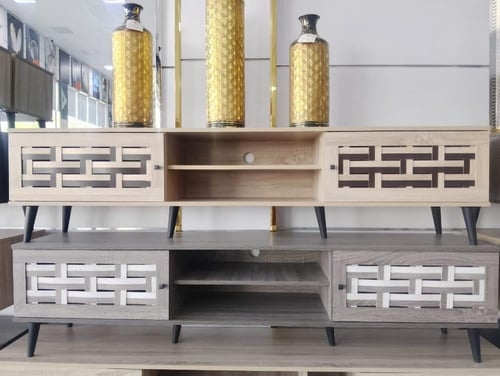 طاولة تلفاز عصرية: تصميم يجمع بين الأناقة والفن