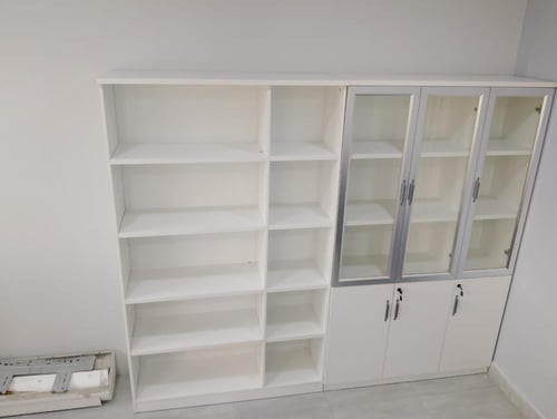 دولاب تخزين مكتبي بثلاثة أبواب زجاج وخشب