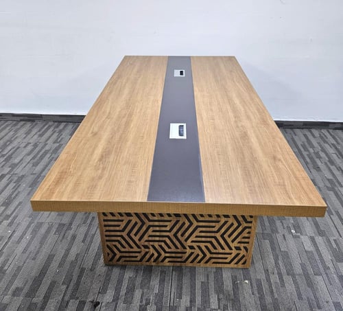 طاولة اجتماعات بتصميم عصري وانيق