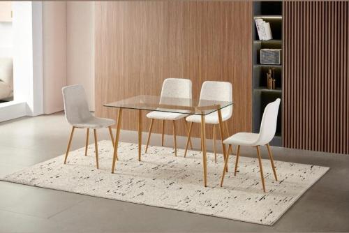 طاولة طعام عصرية بسطح زجاجي شفاف وأرجل خشبية