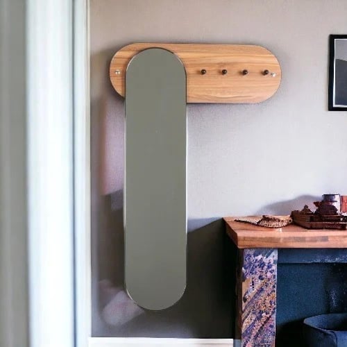 علاقة ملابس مع مرايا