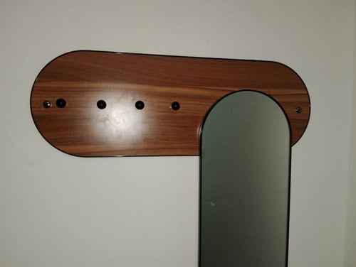 علاقة ملابس مع مرايا