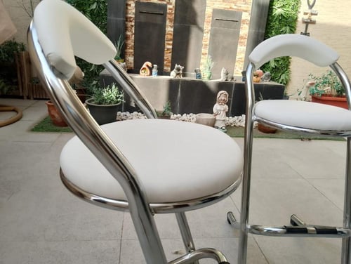 كرسي بار بتصميم حديث يناسب جميع الديكورات