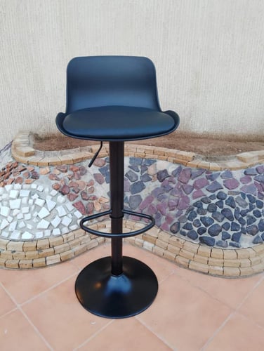 كرسي بار أنيق وعصري