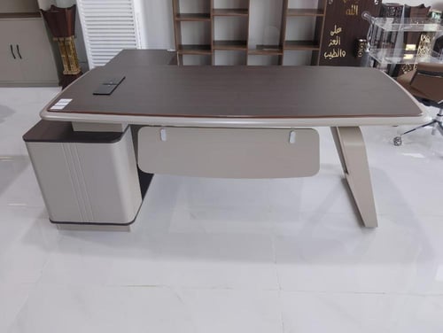 مكتب تنفيذي عصري بتصميم انسيابي فاخر