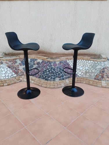 كرسي بار أنيق وعصري