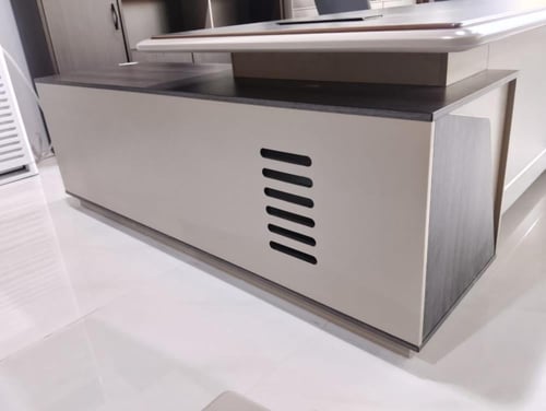 مكتب عصري بألوان محايدة وخطوط هندسية مميزة