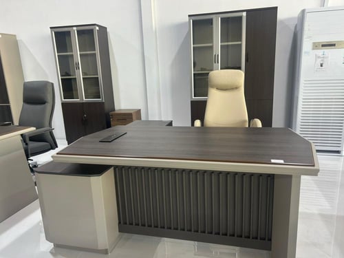 مكتب إداري حديث - تصميم هندسي متميز