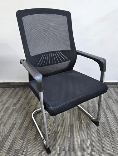 كرسي مكتبي ثابت لون اسود بتصميم مميز