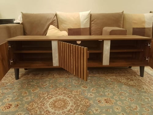 طاولة تلفاز عملية بمساحات تخزين متعددة