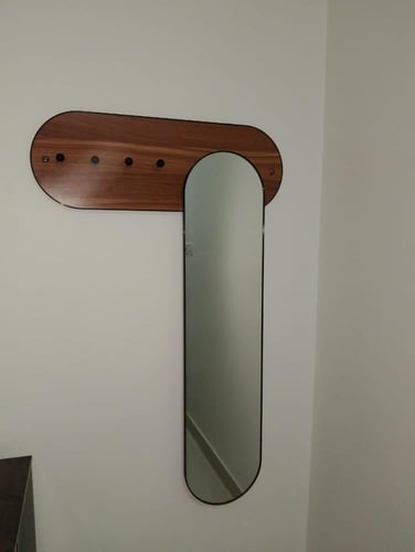 علاقة ملابس مع مرايا