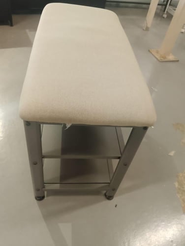 مقعد ورف أحذية بتصميم مودرن ومميز بلون رمادى