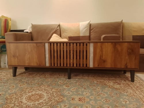 طاولة تلفاز عملية بمساحات تخزين متعددة