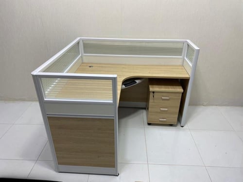 مكتب عمل زاويه مع حواجز بتصميم مميز
