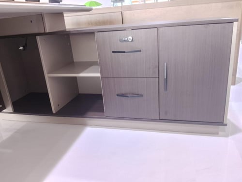 مكتب عصري فاخر بتصميم حديث وعصرى