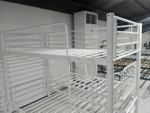 سرير دورين عصري بتصميم هندسي أنيق وسلم آمن