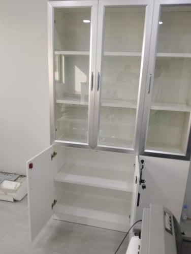 دولاب تخزين مكتبي بثلاثة أبواب زجاج وخشب