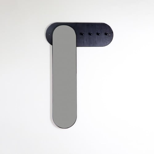 علاقة ملابس مع مرايا