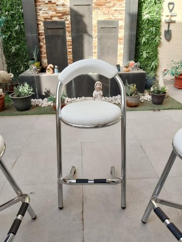 كرسي بار بتصميم حديث يناسب جميع الديكورات