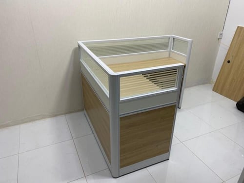 مكتب عمل زاويه مع حواجز بتصميم مميز