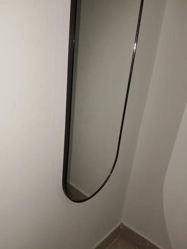 علاقة ملابس مع مرايا