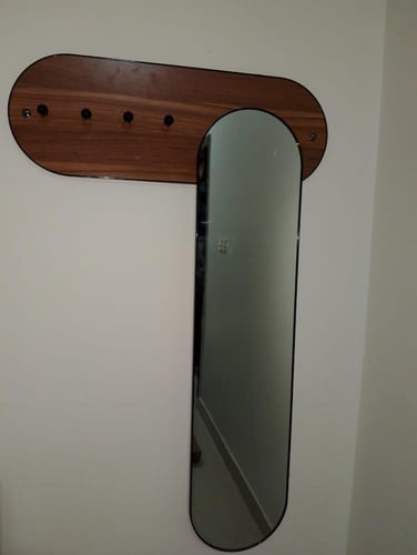 علاقة ملابس مع مرايا