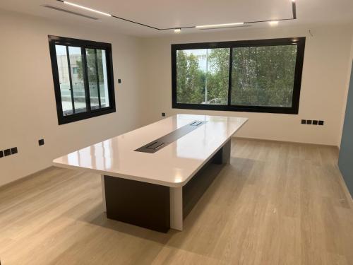 طاوله اجتماعات بمقاسات متعدده