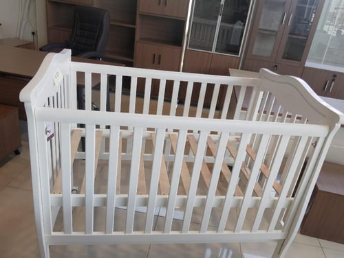 سرير عملي وأنيق لغرفة طفلك لون ابيض