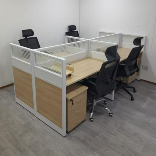 مكتب رباعي بارتشن بتصميم عصري ومريح