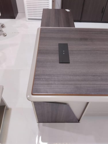 مكتب عصري بألوان محايدة وخطوط هندسية مميزة