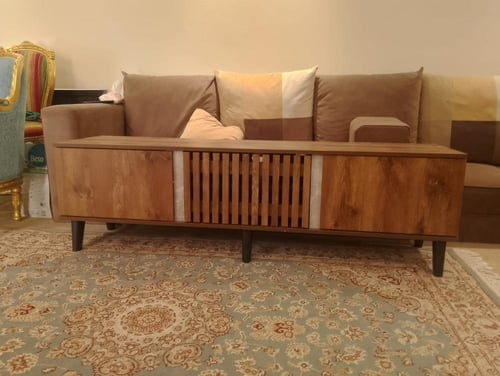 طاولة تلفاز عملية بمساحات تخزين متعددة