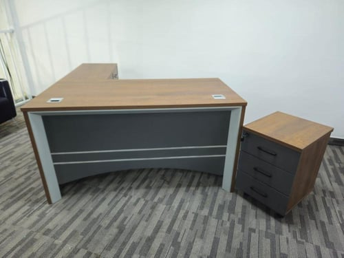 مكتب إداري عصري بتصميم عملي وأنيق متعدد المقاسات