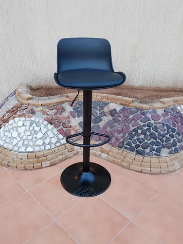 كرسي بار أنيق وعصري