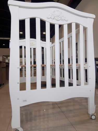 سرير عملي وأنيق لغرفة طفلك لون ابيض