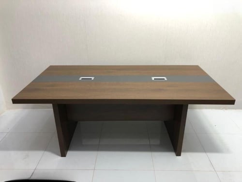 طاولة اجتماعات عصري التصميم المثالي لبيئة عملك