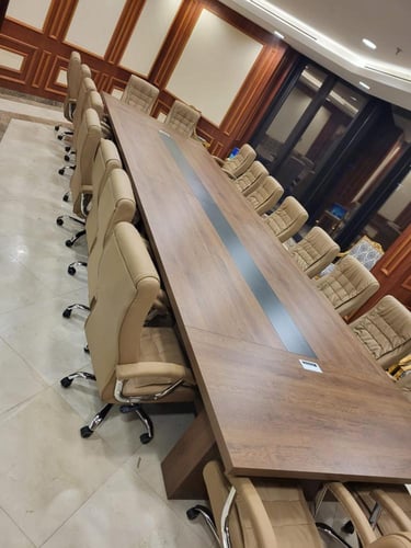 طاولة اجتماعات عصري التصميم المثالي لبيئة عملك