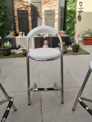 كرسي بار بتصميم حديث يناسب جميع الديكورات