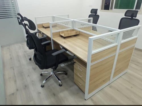 مكتب رباعي بارتشن بتصميم عصري ومريح