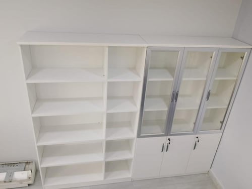 دولاب تخزين مكتبي بثلاثة أبواب زجاج وخشب