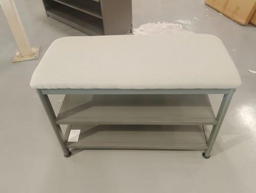 مقعد ورف أحذية بتصميم مودرن ومميز بلون رمادى