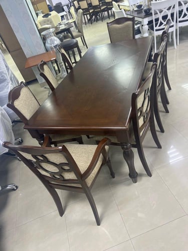 طاولة طعام كلاسيكي بـ 8 كراسي بتصميم مميز