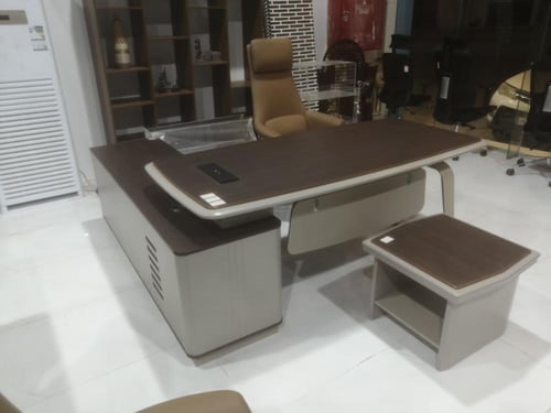 مكتب تنفيذي عصري بتصميم انسيابي فاخر