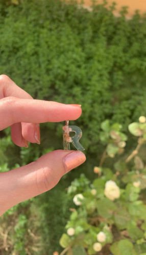 ميدالية الحرف بالورد ميني